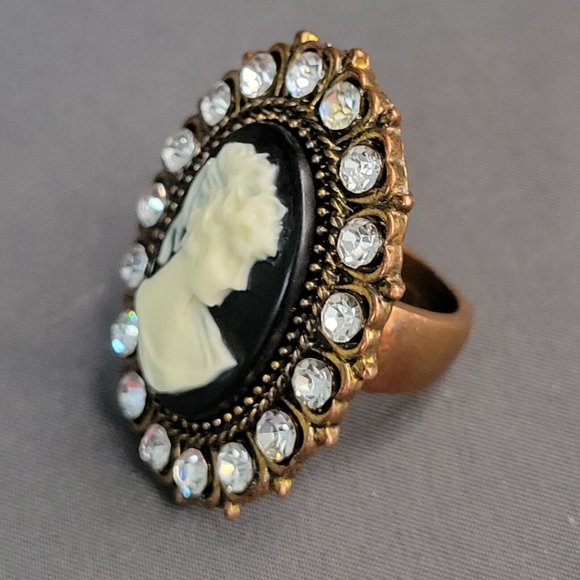 Womens Gold Tone Carved Cameo Ring With Crystal Halo Metal Accents Size 7 - Picture 3 of 6